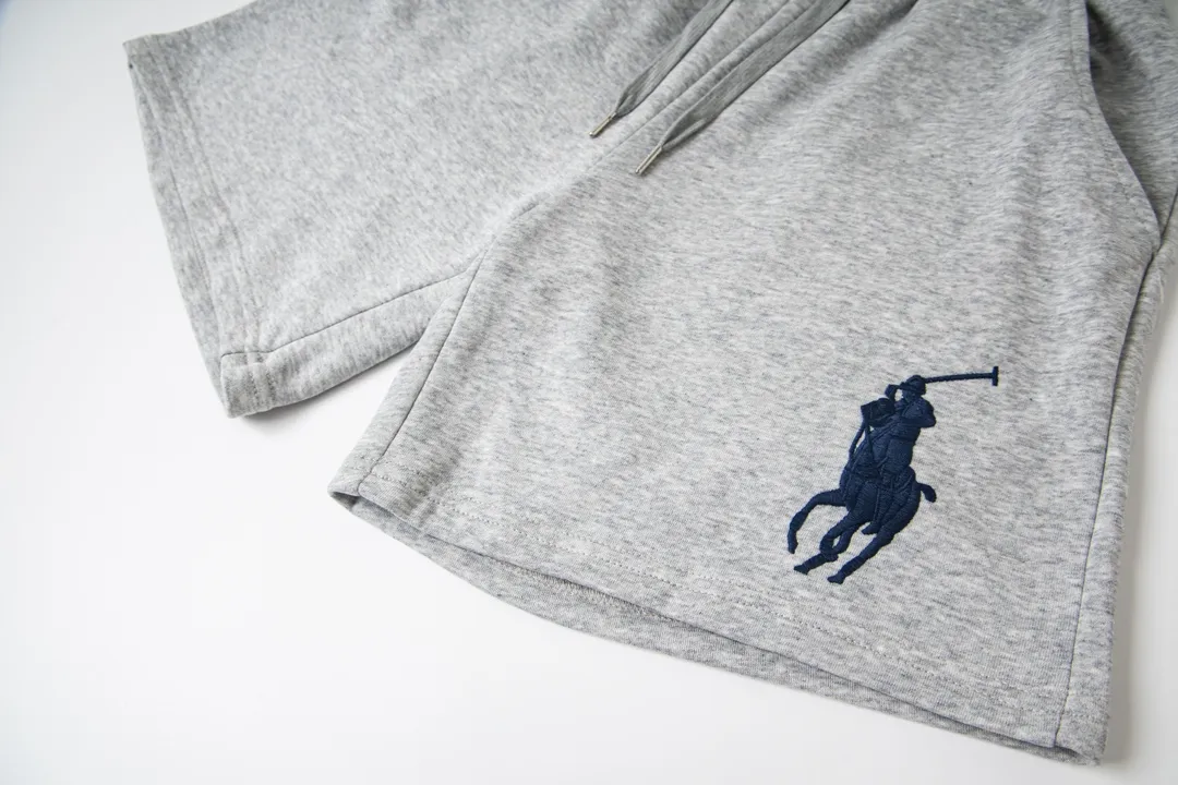 P140 Model No. 836 Ralph Lauren/Ralph Lauren Basic pony embroidered logo shorts for men and women. Pure cotton fabric. Easier to wear, more comfortable and less bulky than ordinary fabrics. Customized thread weaving and dyeing. Classic pony embroidery logo. Collar cross-threading details. Three-needle and five-thread workmanship throughout the body. Complete accessories. How to wear any trendy style. Easy to control. Match at will. Full of design, simple and must-have style! Color: Black White Navy Gray Size: S-XL